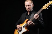 Boss、俄罗斯与撕裂的Bass，权力、冲突与声音的隐喻