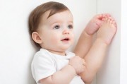宝宝把腿抬起来靠墙上怎么回事？解析这一行为的可能原因与应对方法
