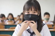 班长没带罩子让捏了一节课的视频引热议，校园纪律与个人隐私的边界何在？