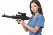 -医疗失误，实习护士林小雨在紧张情况下误将灌肠用的生理盐水注射器与同事的恶作剧水枪混淆，导致患者张先生遭受不必要的痛苦和尴尬